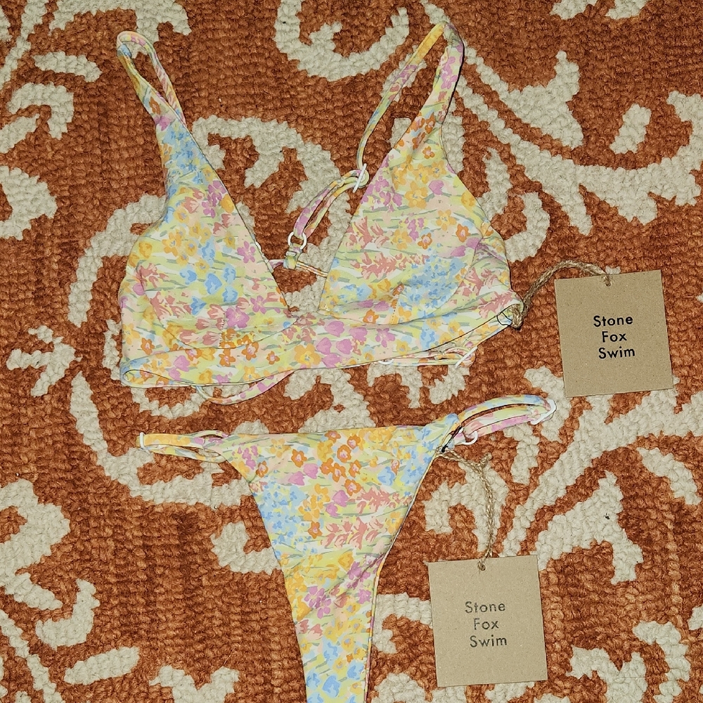 Nwt- Stone Fox Swim set Daya Top & Isla Thong Bottom Size Xs color flower fields